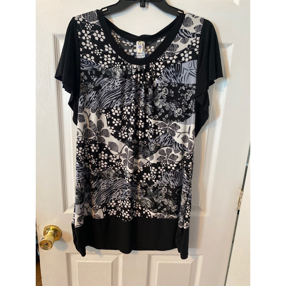 Yummy Plus Womens 1X MixedPrint TunicTopBlack White Floral Animal Flutter Sleeve